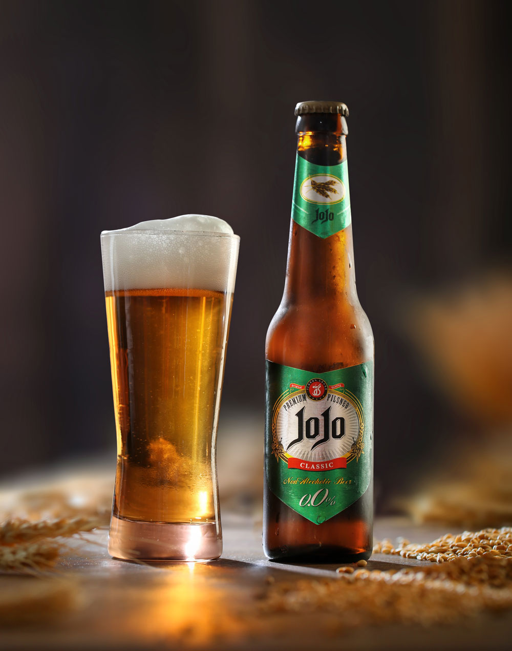 یک لیوان آبجو با کف مناسب در کنار یک شیشه ماءالشعیر جوجو - راز ماندگاری کف آبجو