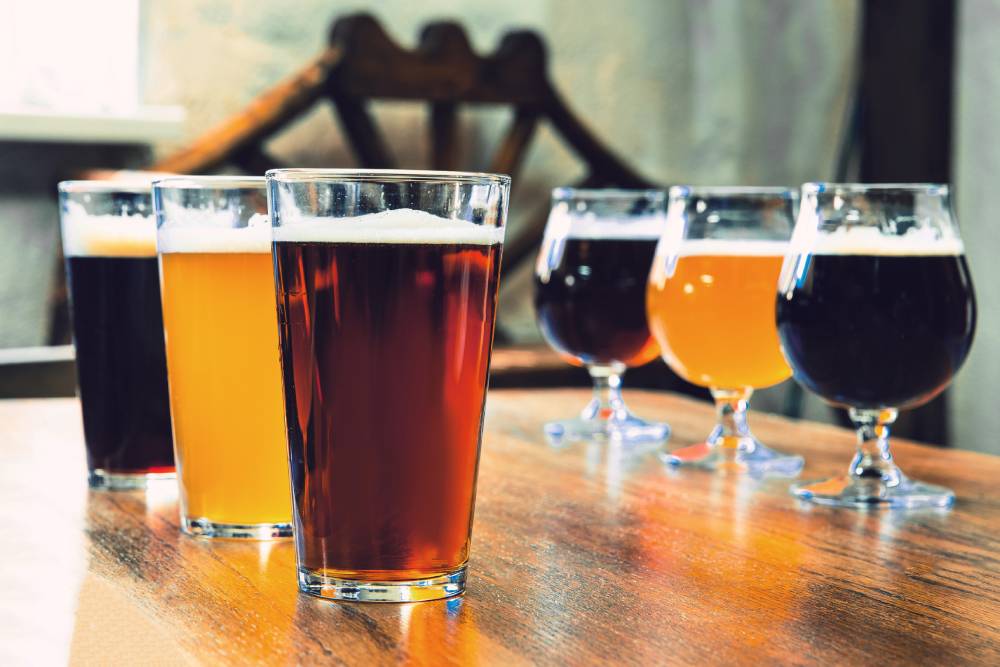 چند لیوان آبجو به رنگ‌های مختلف روی میز - انواع سبک‌های آبجو یا ماءالشعیر